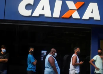 Fila na agência da Caixa Econômica Federal durante o expediente bancário.