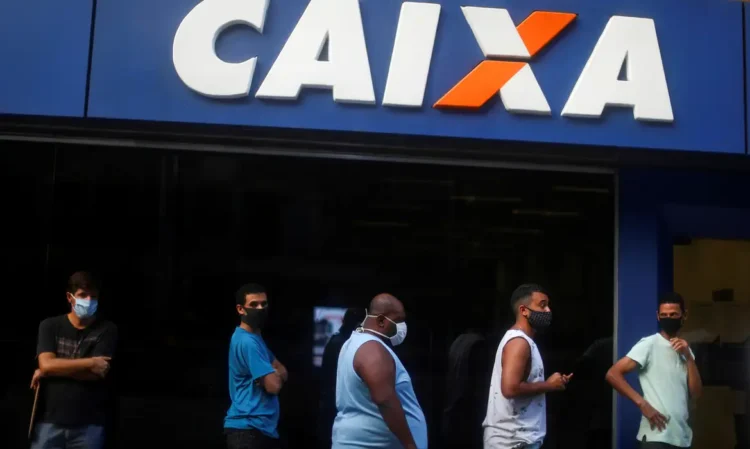 Fila na agência da Caixa Econômica Federal durante o expediente bancário.