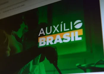 Logo do Auxílio Brasil em destaque