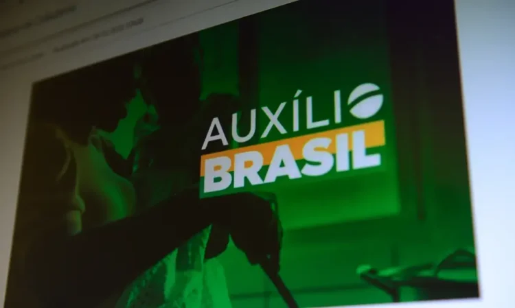 Logo do Auxílio Brasil em destaque