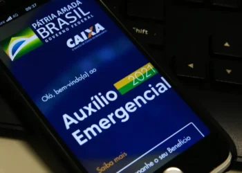 Tela do celular exibindo a página do Auxílio Emergencial 2021 do Governo Federal