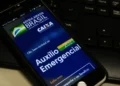 "Tela do celular mostrando informações sobre o Auxílio Emergencial 2021 no aplicativo da Caixa Econômica Federal"