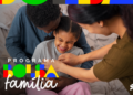 Família sorrindo em um momento de carinho, com destaque para o Programa Bolsa Família.