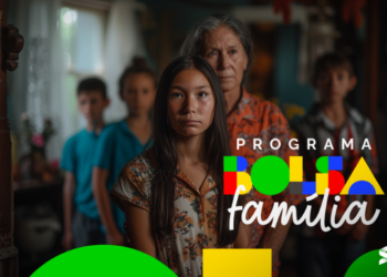 Família preocupada em casa, representando o impacto do cancelamento do Bolsa Família em março.