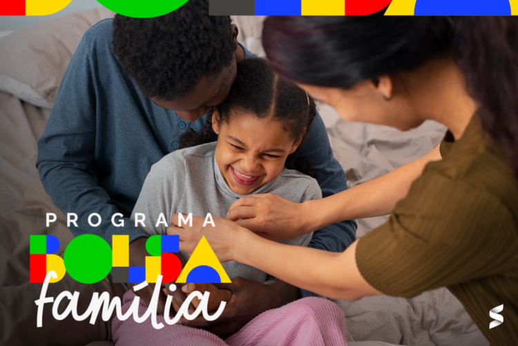 Família sorrindo em um momento de carinho, com destaque para o Programa Bolsa Família.