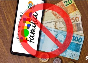 Imagem mostrando o bloqueio do Bolsa Família e BPC com dinheiro e um celular, simbolizando a suspensão de benefícios.