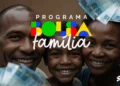 Família feliz com o retorno do pagamento do Bolsa Família.