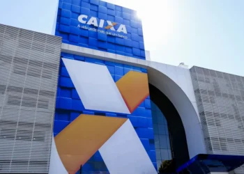 Fachada moderna do prédio da Caixa Econômica Federal com logotipo em destaque.