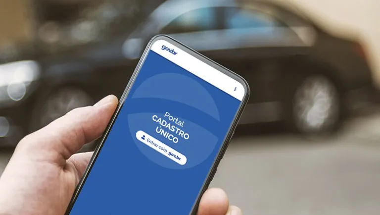 Tela do celular exibindo o Portal do Cadastro Único, utilizado para gerenciar informações sobre o Bolsa Família.