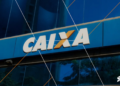 Imagem do banco Caixa Econômica Federal com logotipo e fachada, referente ao comunicado importante sobre CPF finalizado em 0 a 9.