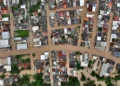 "Vista aérea de uma área urbana alagada, ilustrando as consequências de desastres naturais que podem ser cobertos pelo saque calamidade."