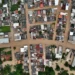 "Vista aérea de uma área urbana alagada, ilustrando as consequências de desastres naturais que podem ser cobertos pelo saque calamidade."