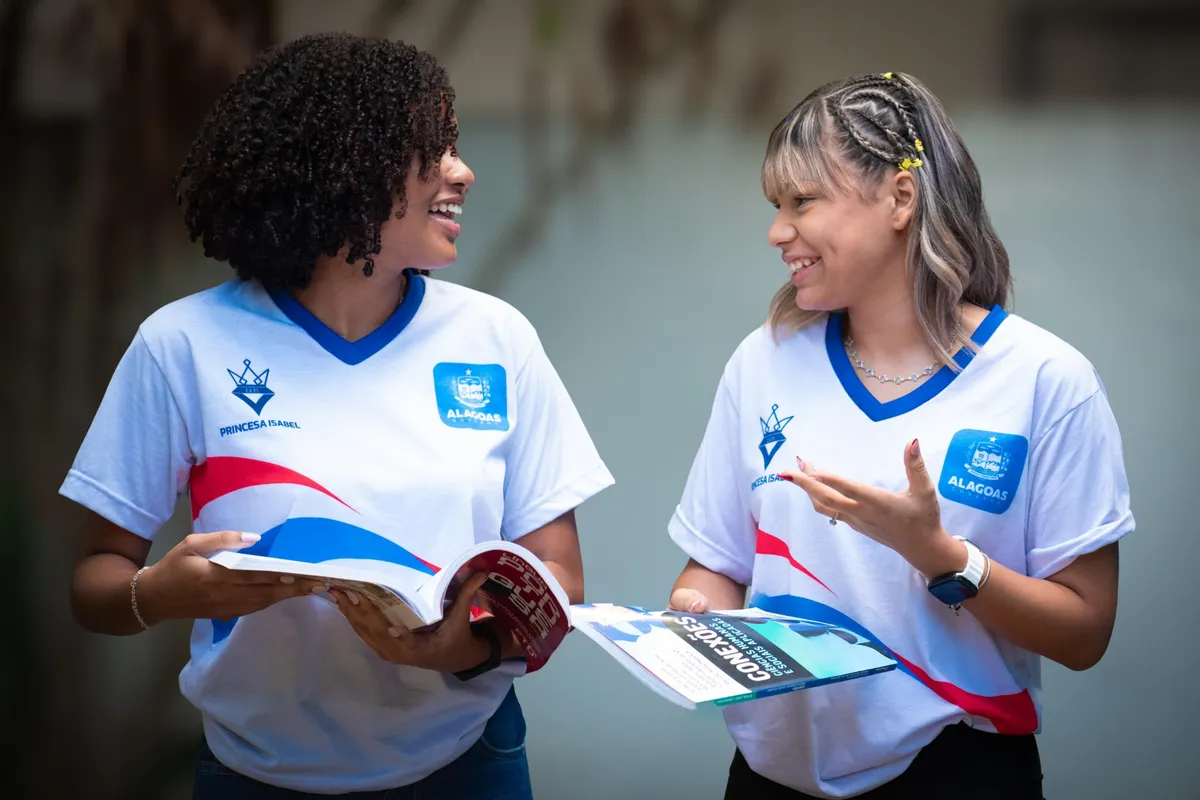 Estudantes da rede pública de Alagoas com material escolar, representando o programa Cartão Escola 10.