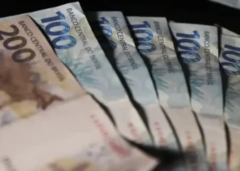 Cédulas de R$ 100 e R$ 200, representando o pagamento do auxílio de R$ 759.