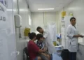 Criança sendo vacinada em uma unidade de saúde, destacando a importância de comparecer às consultas.
