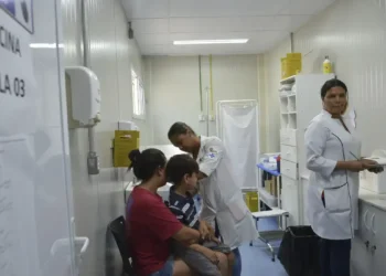 Criança sendo vacinada em uma unidade de saúde, destacando a importância de comparecer às consultas.