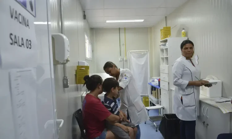 Criança sendo vacinada em uma unidade de saúde, destacando a importância de comparecer às consultas.