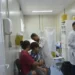 Criança sendo vacinada em uma unidade de saúde, destacando a importância de comparecer às consultas.