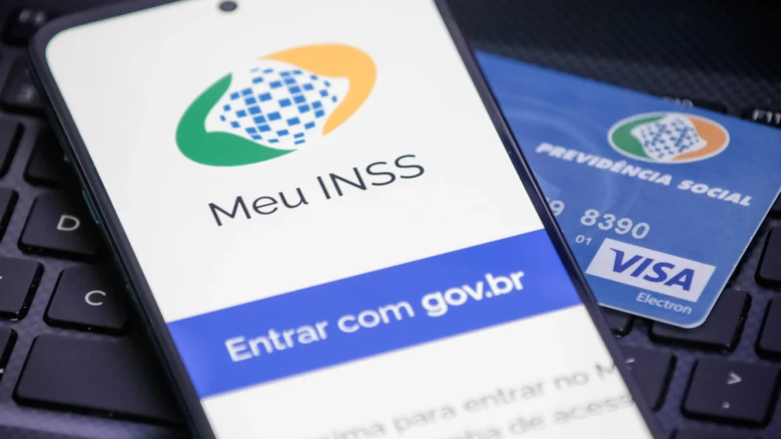 Imagem do aplicativo Meu INSS mostrando a tela de login e um cartão de benefício INSS, representando como acessar o extrato de pagamento