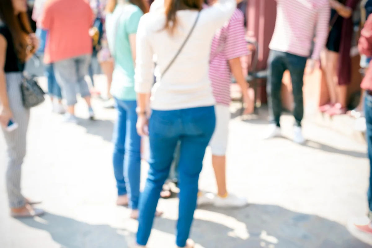 Pessoas em fila participando do mutirão, aguardando atendimento nos serviços oferecidos pela Prefeitura