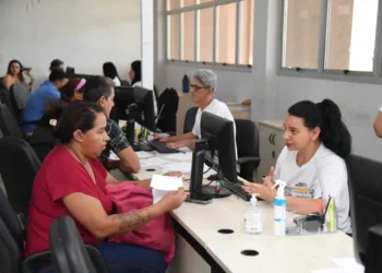 Atendimento de cidadãos durante o mutirão da Prefeitura, com foco nos serviços gratuitos oferecidos.