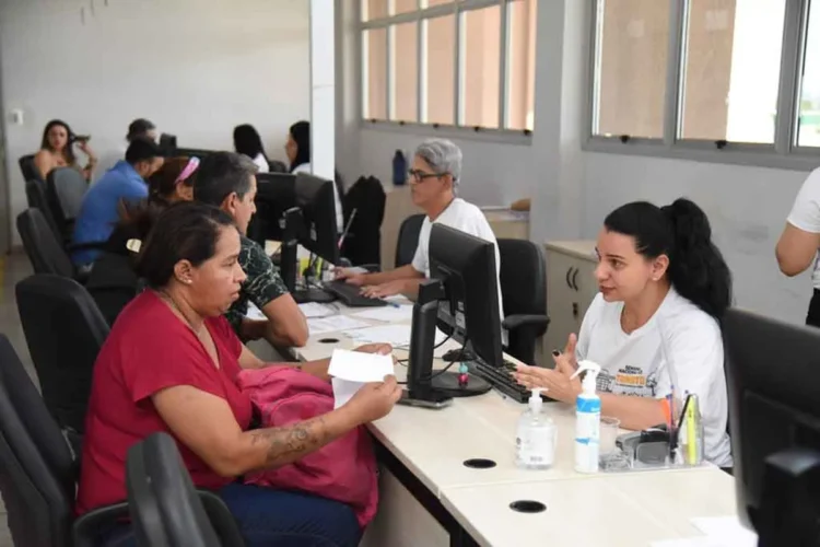 Atendimento de cidadãos durante o mutirão da Prefeitura, com foco nos serviços gratuitos oferecidos.