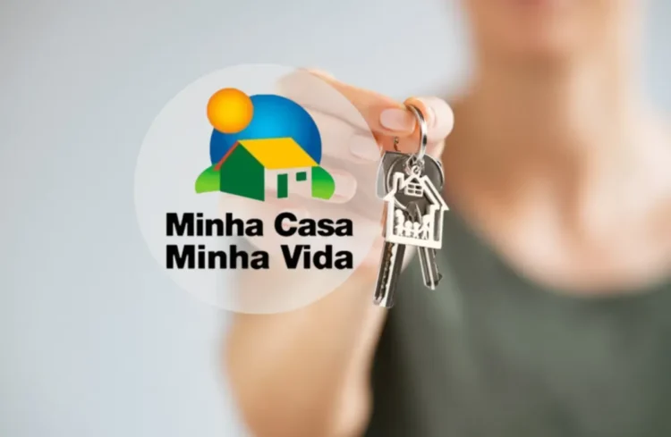 Pessoa segurando as chaves de sua nova casa do programa Minha Casa, Minha Vida, com o logotipo do programa ao fundo.