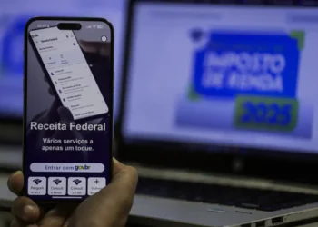 Aplicativo da Receita Federal aberto em celular com consulta do Imposto de Renda