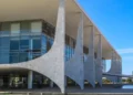 Fachada do edifício do Supremo Tribunal Federal, simbolizando a estrutura e os processos claros e acessíveis no governo.