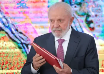 Imagem do presidente Lula segurando um caderno, ilustrando a excelente notícia do governo para os brasileiros com CPF finalizado em números específicos.