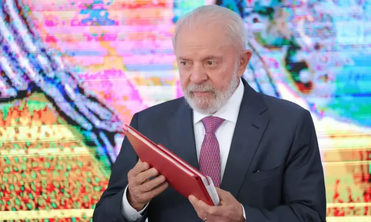 Imagem do presidente Lula segurando um caderno, ilustrando a excelente notícia do governo para os brasileiros com CPF finalizado em números específicos.