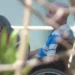 "Casal de idosos, um em cadeira de rodas, em ambiente tranquilo, sugerindo cuidado e apoio mútuo.