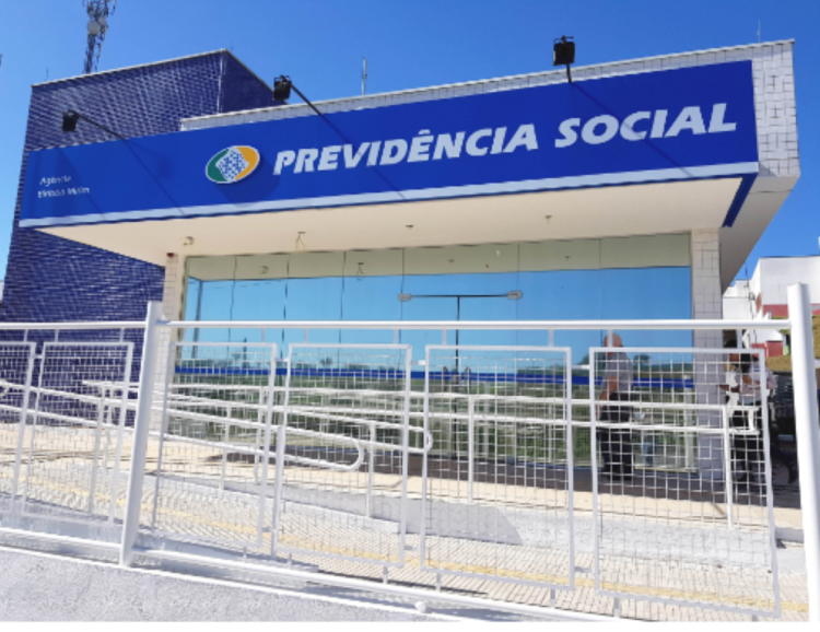 Fachada de uma agência da Previdência Social com portão e rampa de acessibilidade em destaque.