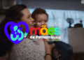 Mulher segurando seu filho no colo, com o logo do programa Mães de Pernambuco sobreposto.