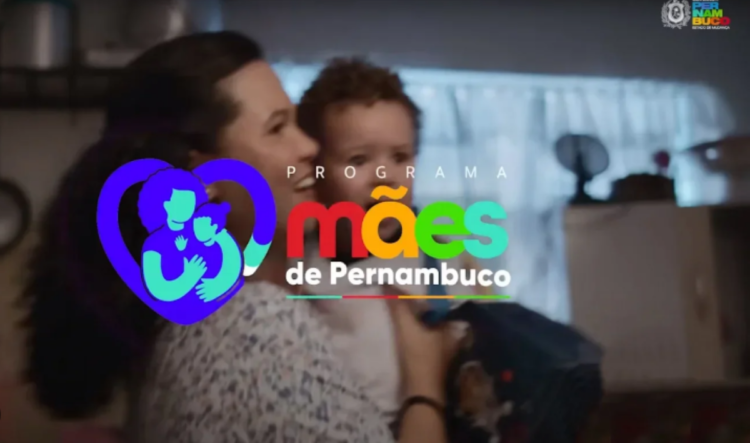 Mulher segurando seu filho no colo, com o logo do programa Mães de Pernambuco sobreposto.