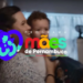 Mulher segurando seu filho no colo, com o logo do programa Mães de Pernambuco sobreposto.