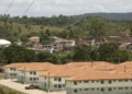 Conjunto habitacional no campo, representando o programa Minha Casa Minha Vida na zona rural.