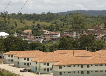 Conjunto habitacional no campo, representando o programa Minha Casa Minha Vida na zona rural.