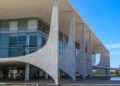 Vista frontal do Palácio do Planalto, sede do governo federal em Brasília.