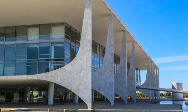 Vista frontal do Palácio do Planalto, sede do governo federal em Brasília.