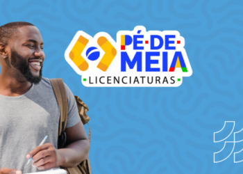 Jovem sorridente com mochila e caderno, representando estudante universitário, ao lado do logo do programa Pé-de-Meia Licenciaturas em fundo azul.