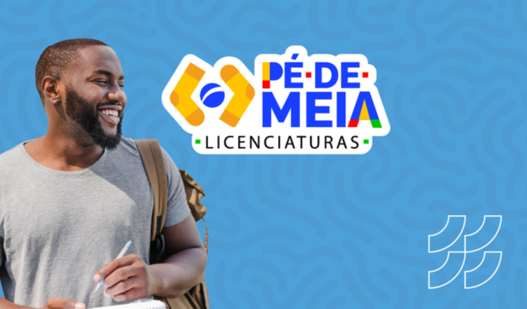 Jovem sorridente com mochila e caderno, representando estudante universitário, ao lado do logo do programa Pé-de-Meia Licenciaturas em fundo azul.