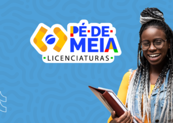 Jovem universitário sorridente carteiras ao lado do logotipo do programa Pé-de-Meia Licenciaturas.