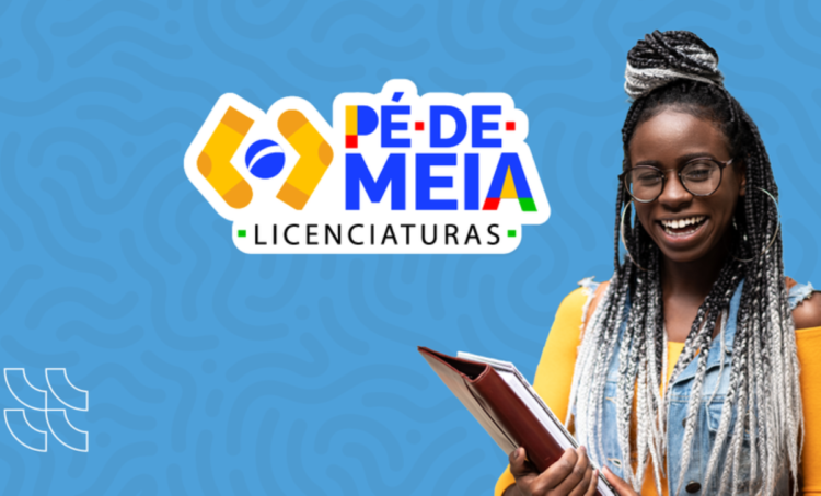 Jovem universitário sorridente carteiras ao lado do logotipo do programa Pé-de-Meia Licenciaturas.