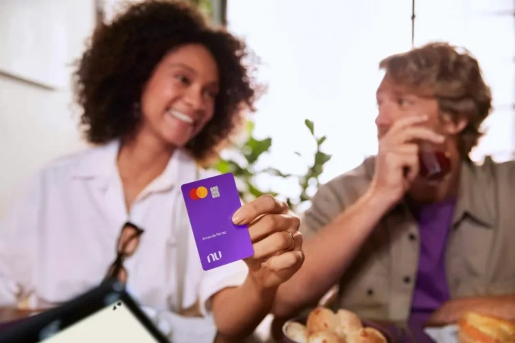 Pessoa segurando o cartão Nubank, ilustrando como realizar Pix por aproximação.