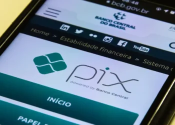 Logo do PIX em celular mostrando a interface do Banco Central