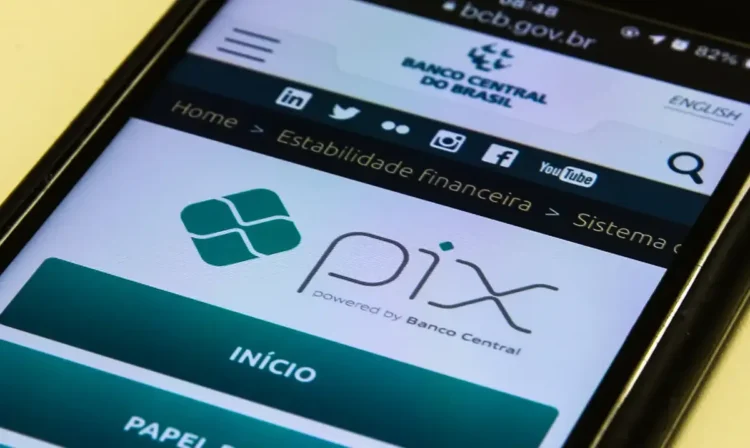 Logo do PIX em celular mostrando a interface do Banco Central