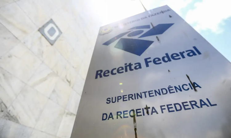 Placa da Receita Federal destacando a superintendência do órgão.