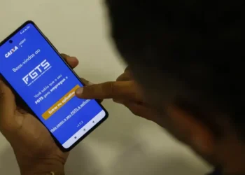 Pessoa utilizando o aplicativo FGTS no celular