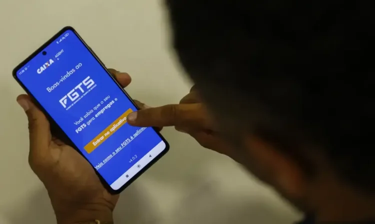 Pessoa utilizando o aplicativo FGTS no celular